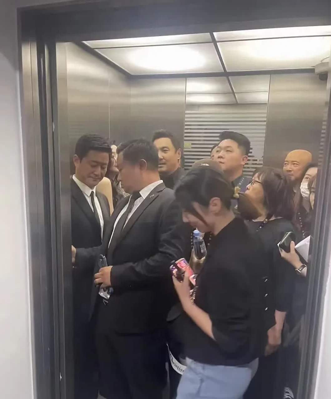 在电梯里遇见一群西装革履的人是不是很热?[没眼看]