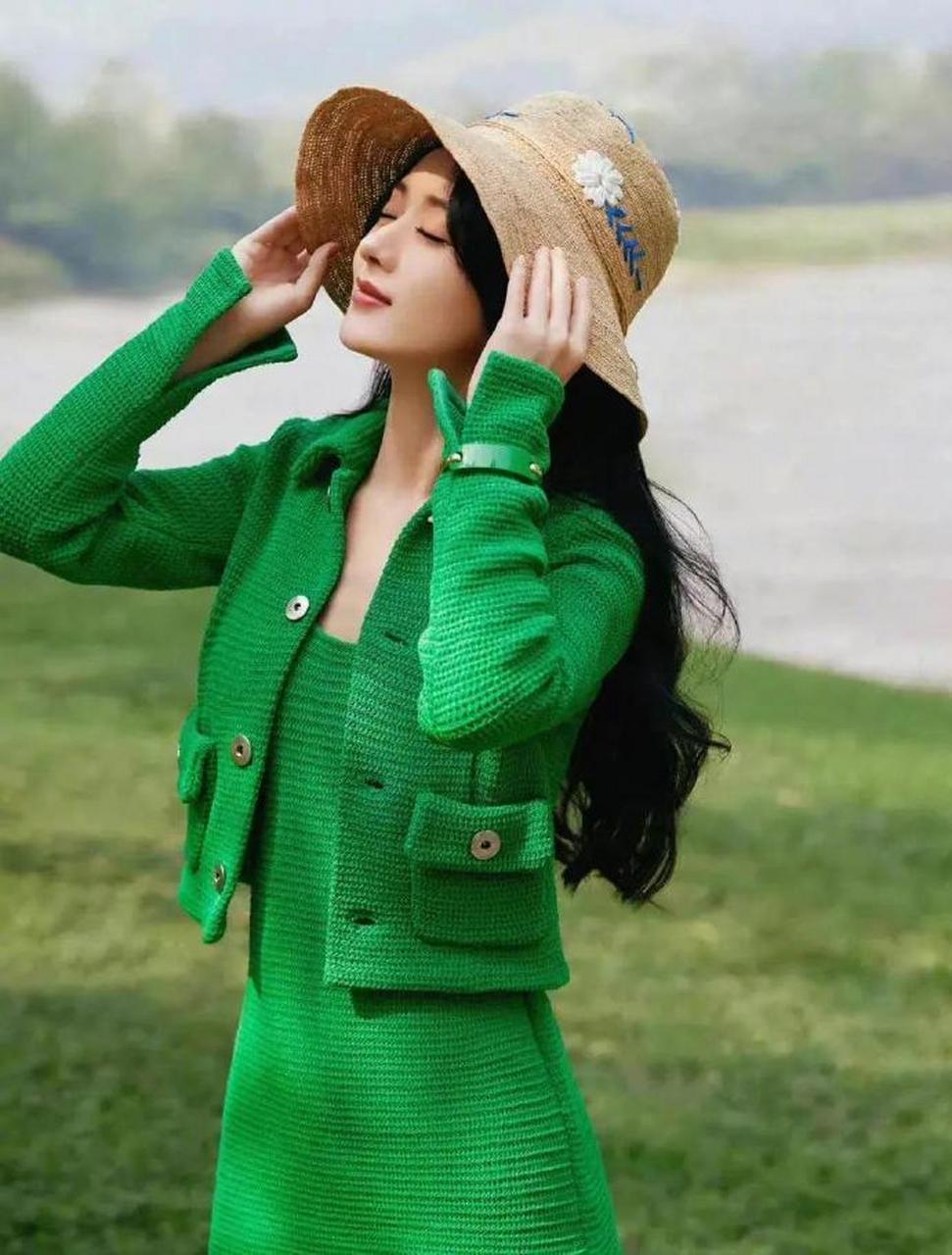 红男绿女果然美,没想到赵丽颖也很喜欢穿绿色,每一件都很出彩!