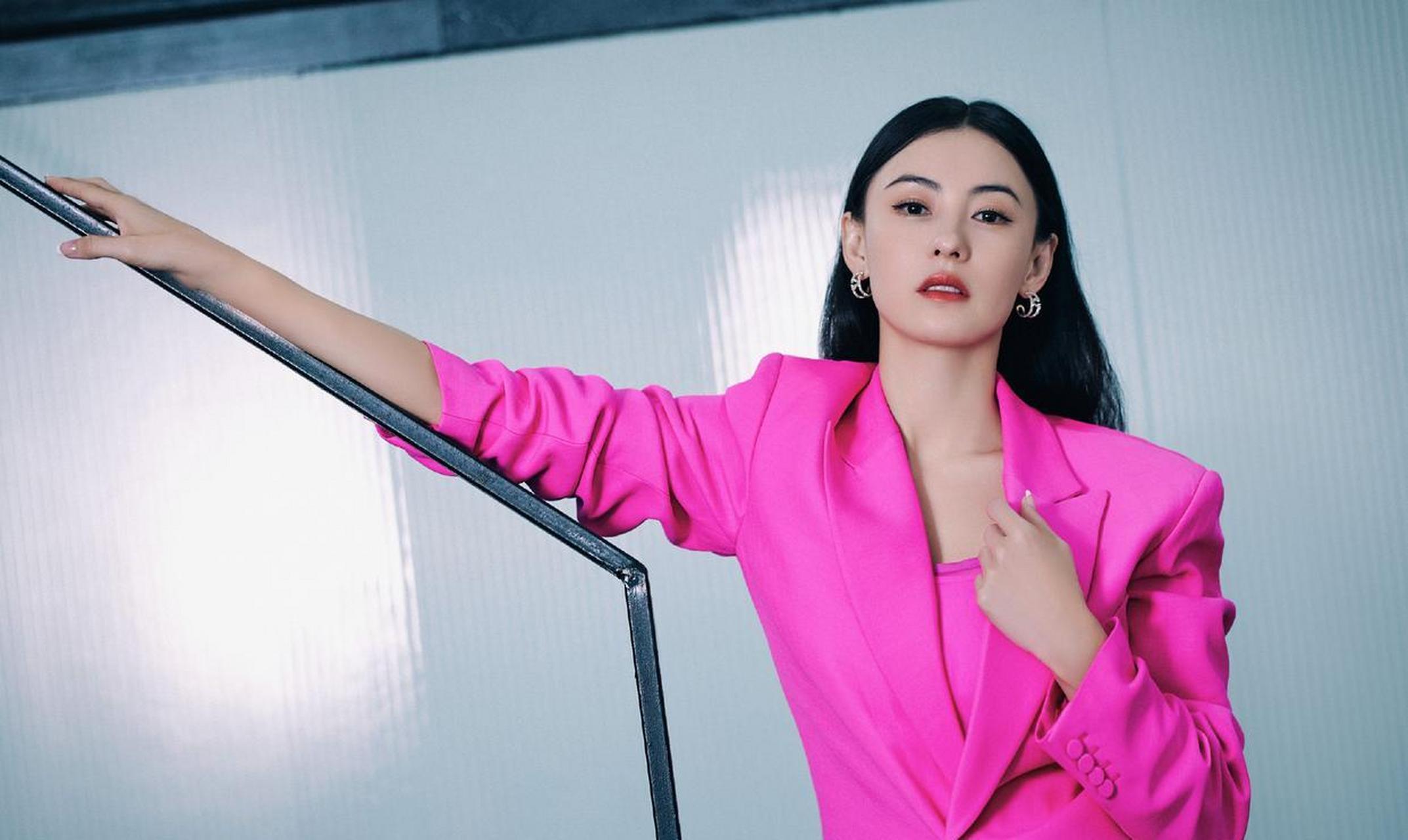 张柏芝芭比粉造型大片,乌黑长发顺直浓密,粉红色亮眼西装与整个人气质