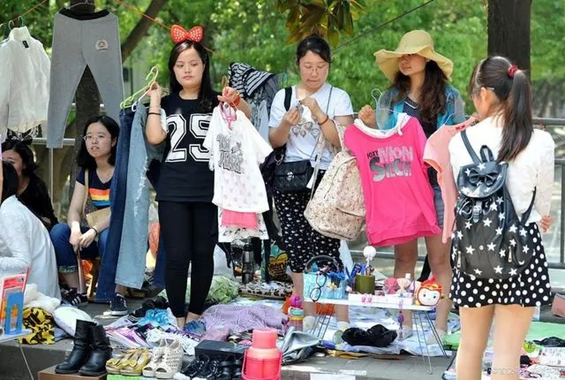 女性摆摊卖什么好(一个女人摆摊卖什么适合)