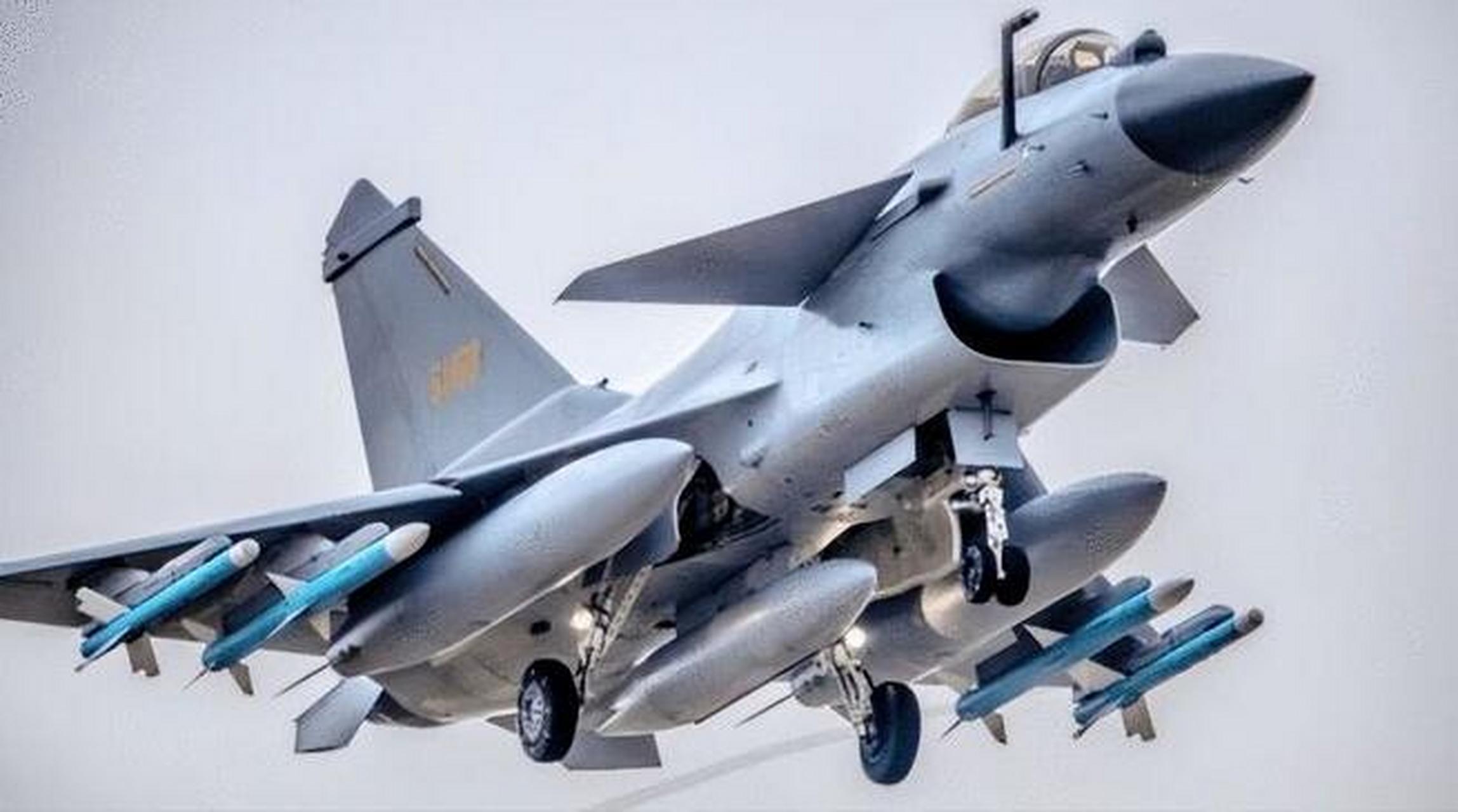 歼-10ce的瞬盘角速度超过了30度,6秒钟就可以轻松掉头,远超美国f-16