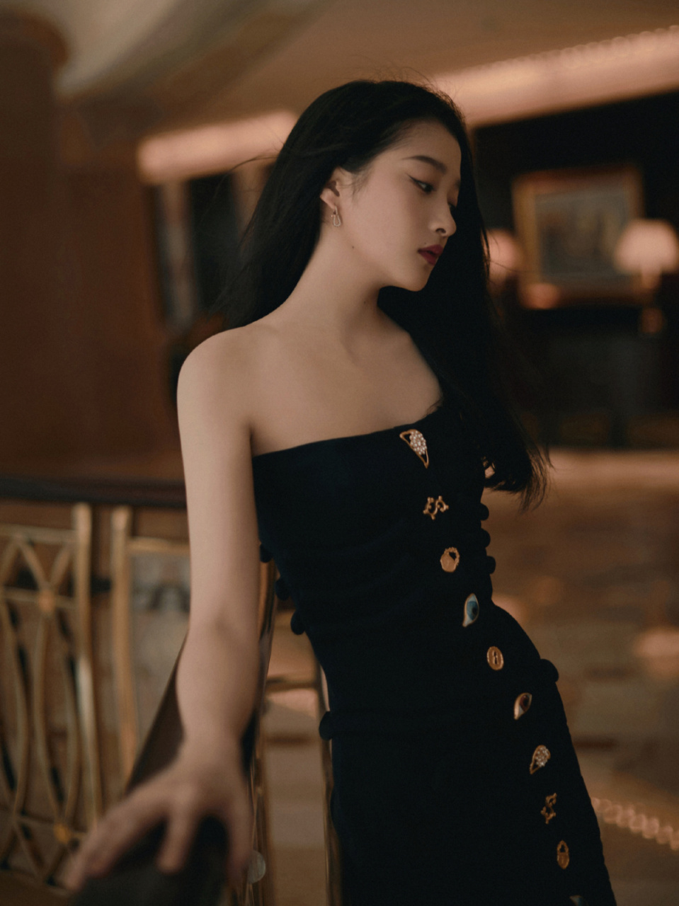 暗黑冷艳风太适合 关晓彤工作室20210613晒出一组写真大片 黑色抹胸