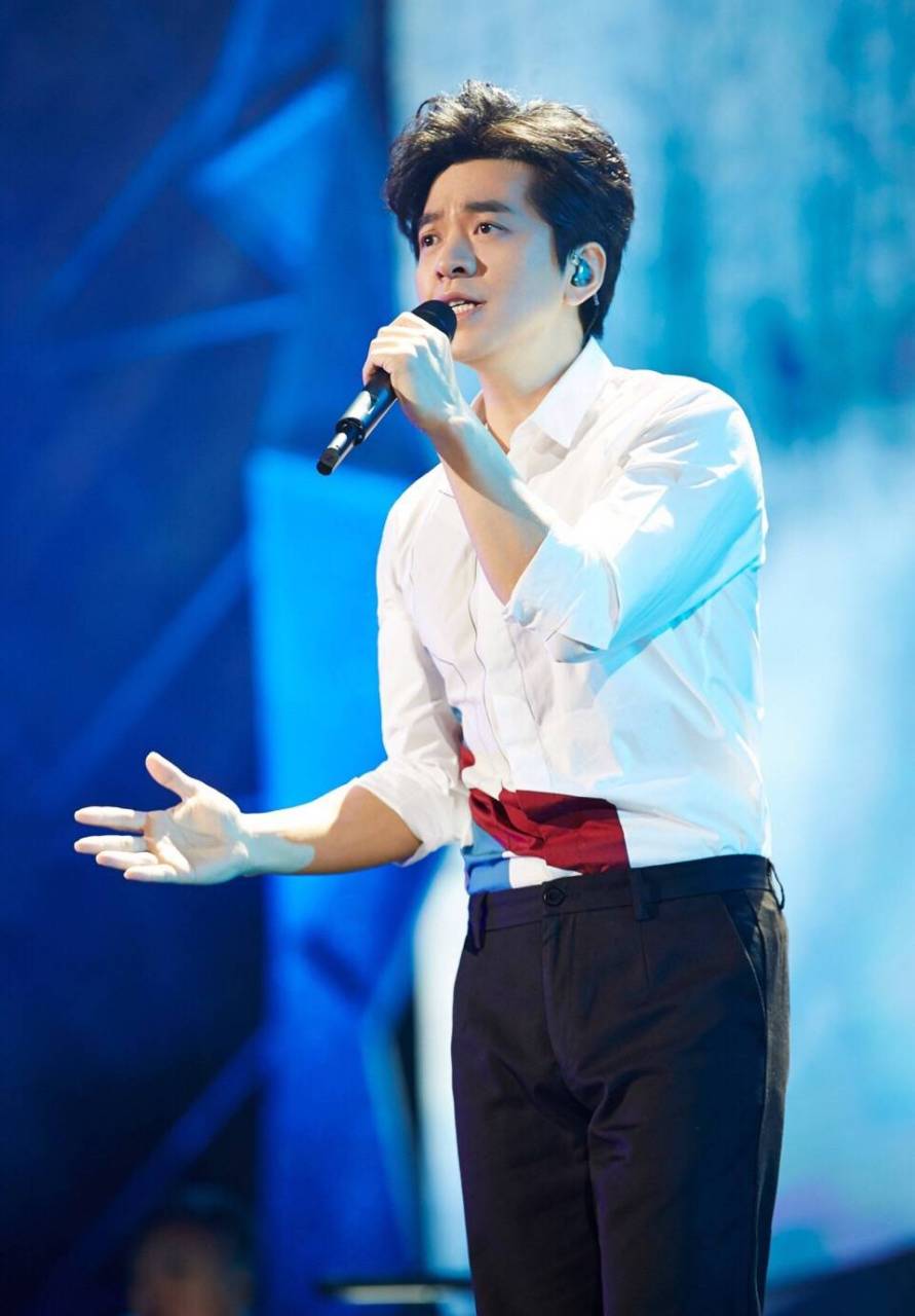 2018年,身价过亿的李健与谢霆锋一同参加节目,事后谢霆锋想要加李健