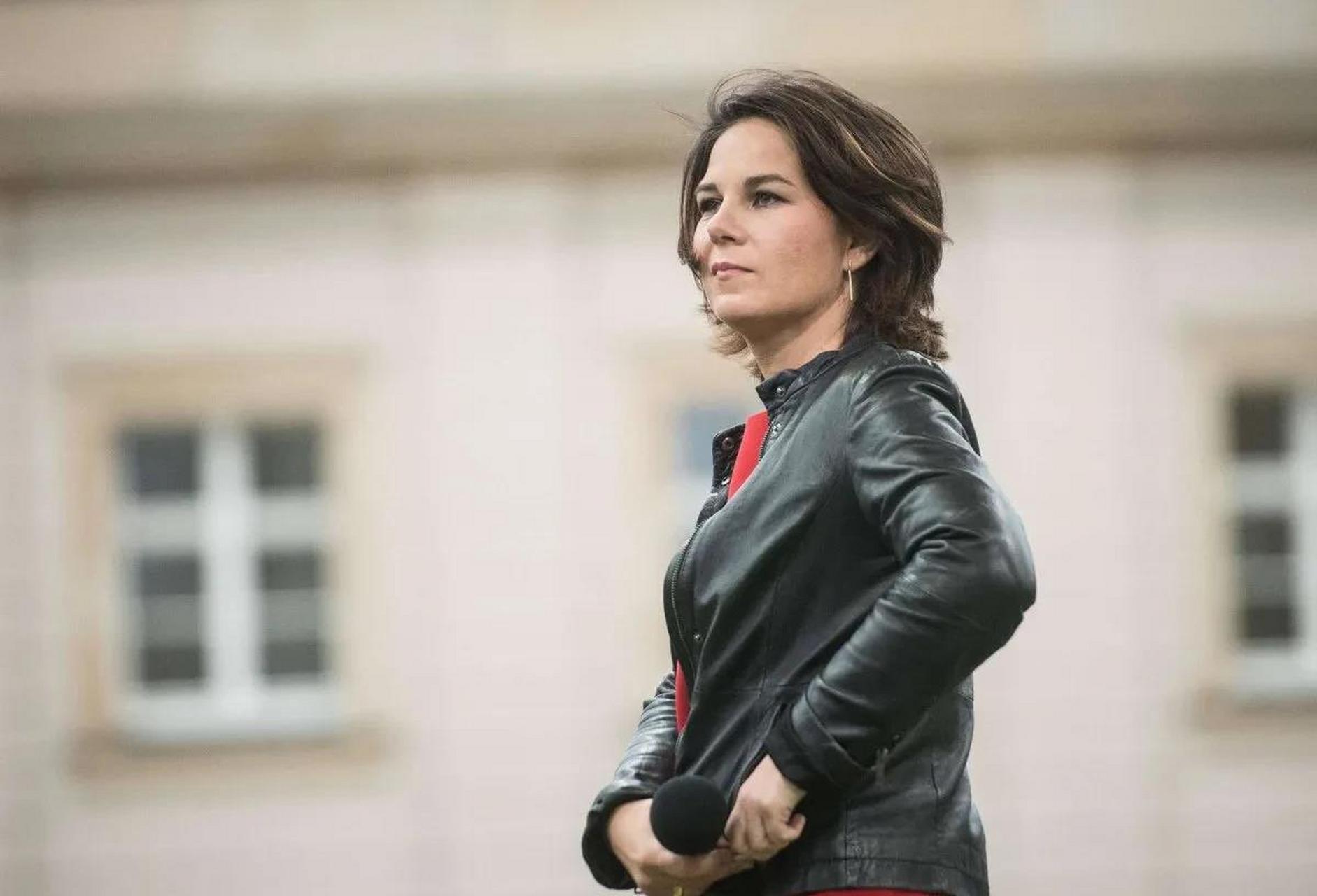 德国外长贝尔伯克即将结束访华到韩日前,在中国举行了联合记者会.记者