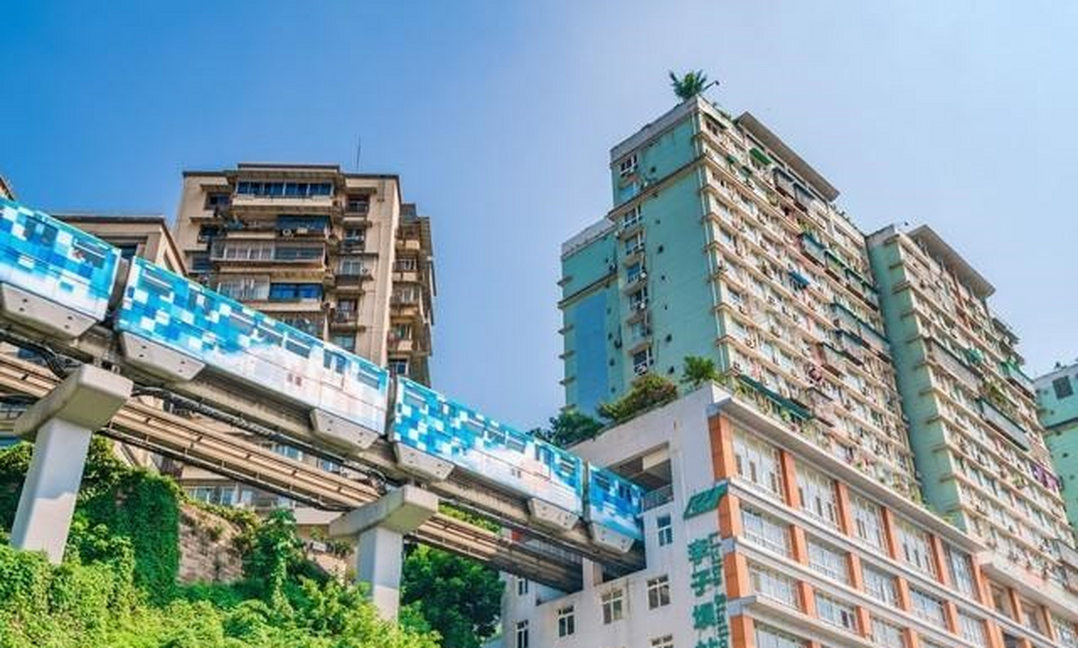 魔幻重庆轻轨穿楼来重庆那就一定要去李子坝轻轨站这里看一看穿楼而