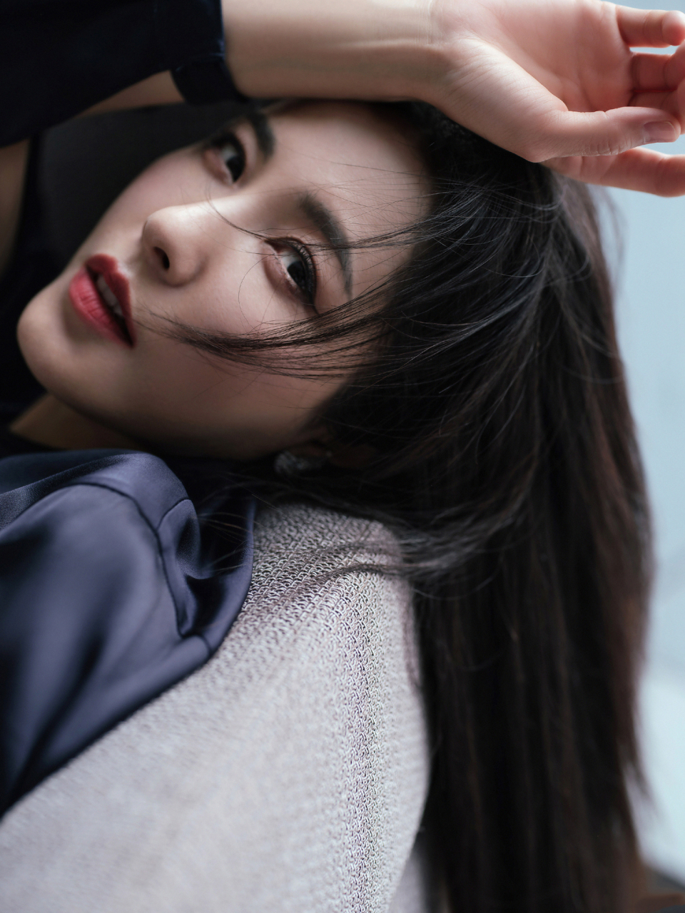 曾黎优雅气质美照!曾黎晒文:"玻璃,虽然易破碎,但不破不立.