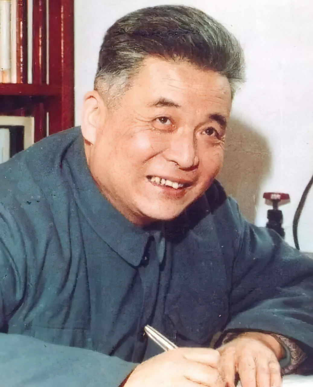 虽然照片中的邓稼先院士看起来慷慨激昂,但其实他早已身患绝症.