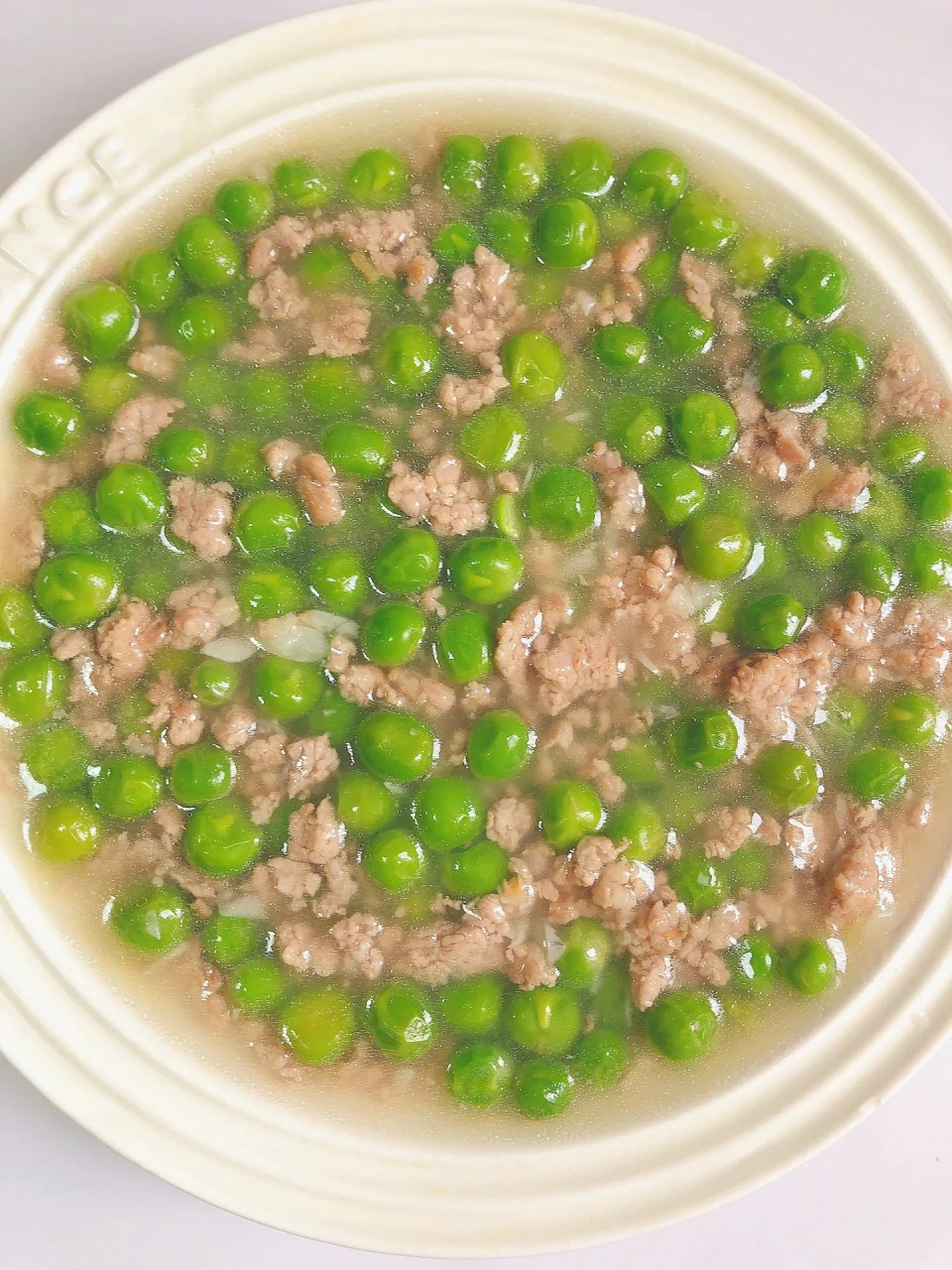 豌豆炒肉这样做简单又好吃  食材:豌豆,猪肉  做法: 1油热下肉炒出