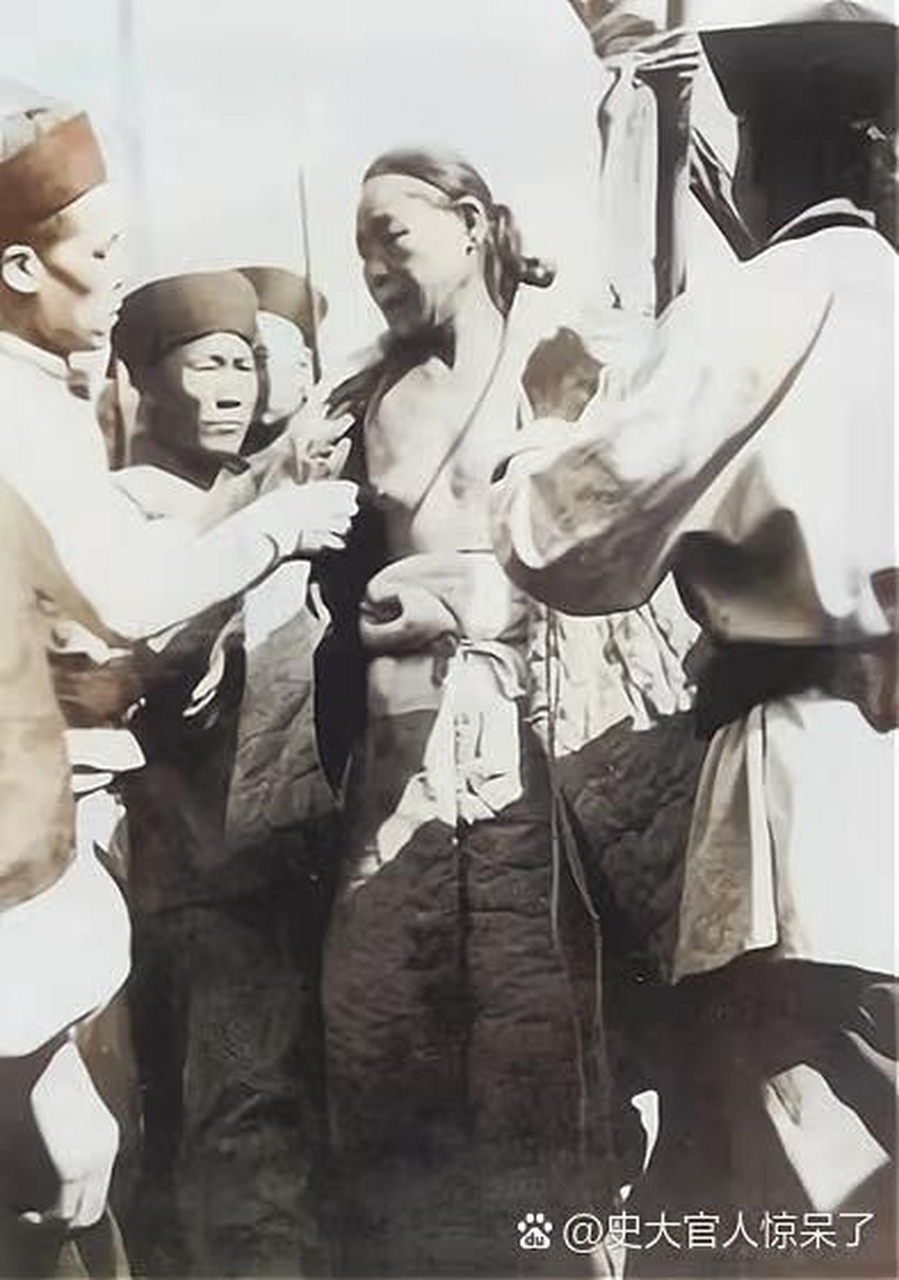 一名死刑犯跪在地上,等待在五花大绑山被处决.