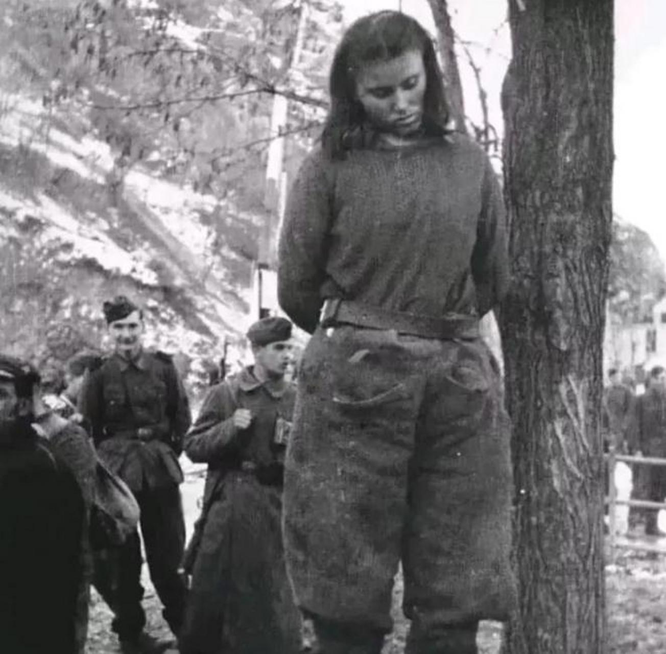 1943年,南斯拉夫,一名18岁女游击队员就义前时,留下的一张珍贵照片.