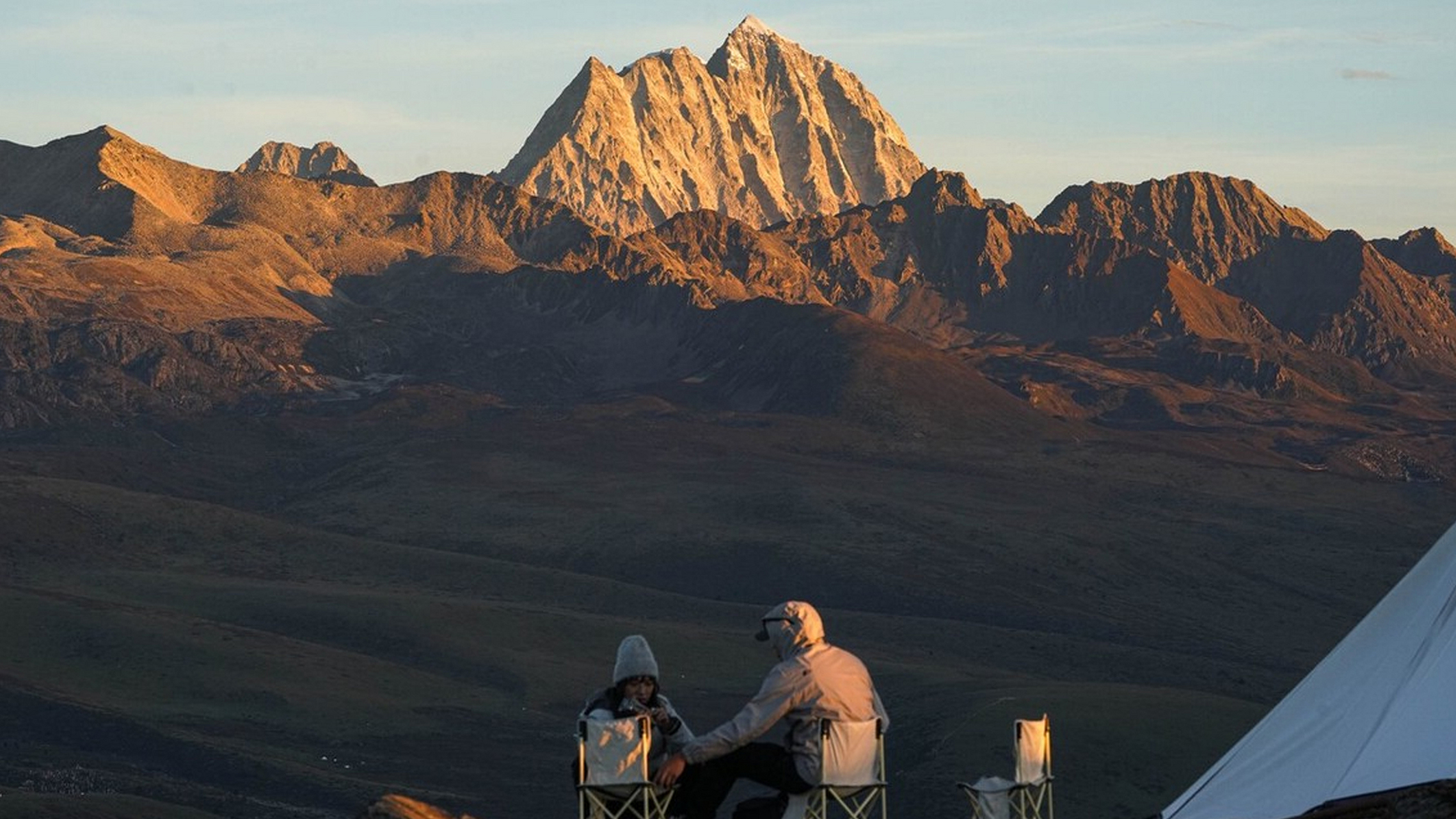 位于四川甘孜的格底拉姆天空之城海拔4200米,视野开阔,一马平川,是