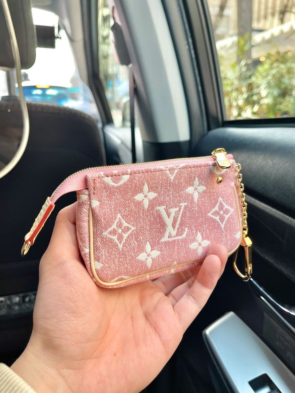 可以买条链条配,背身上确实很可爱哦#lv新款蜜桃粉色牛仔包