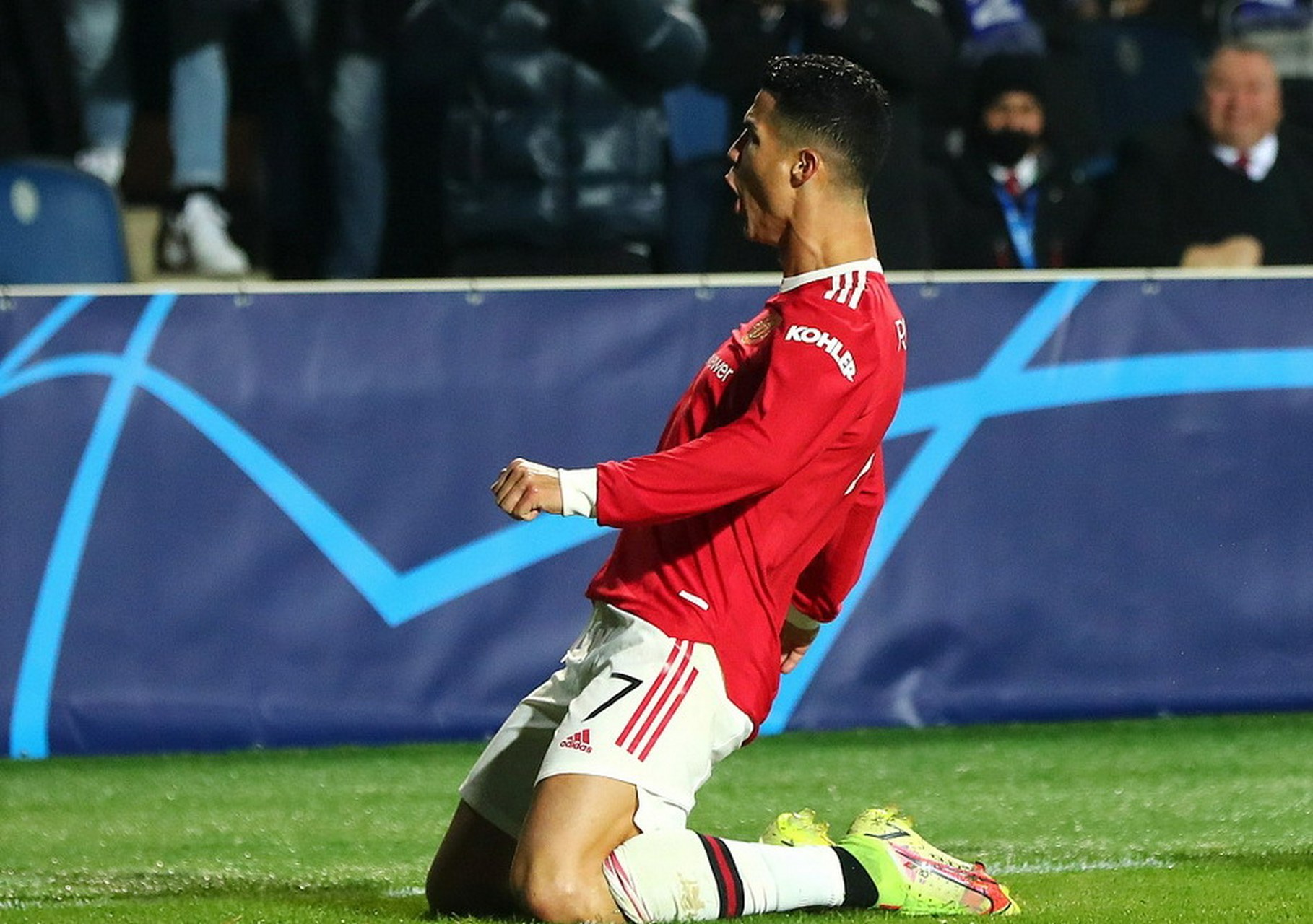 c罗进球后滑跪庆祝!