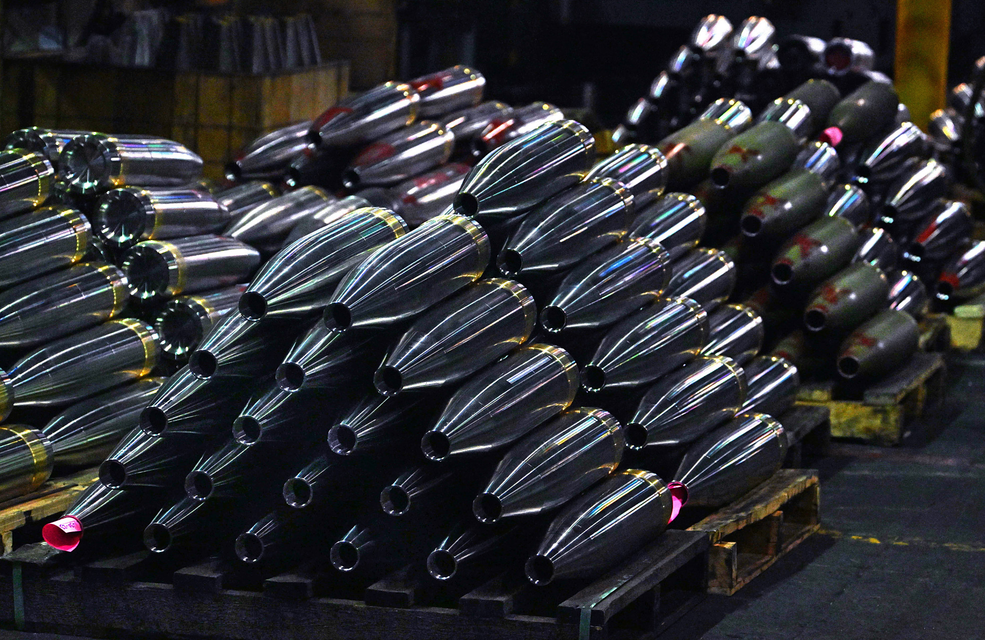 图1至图3是现代兵工厂生产的155mm炮弹,图4是加沙地区小作坊制作的