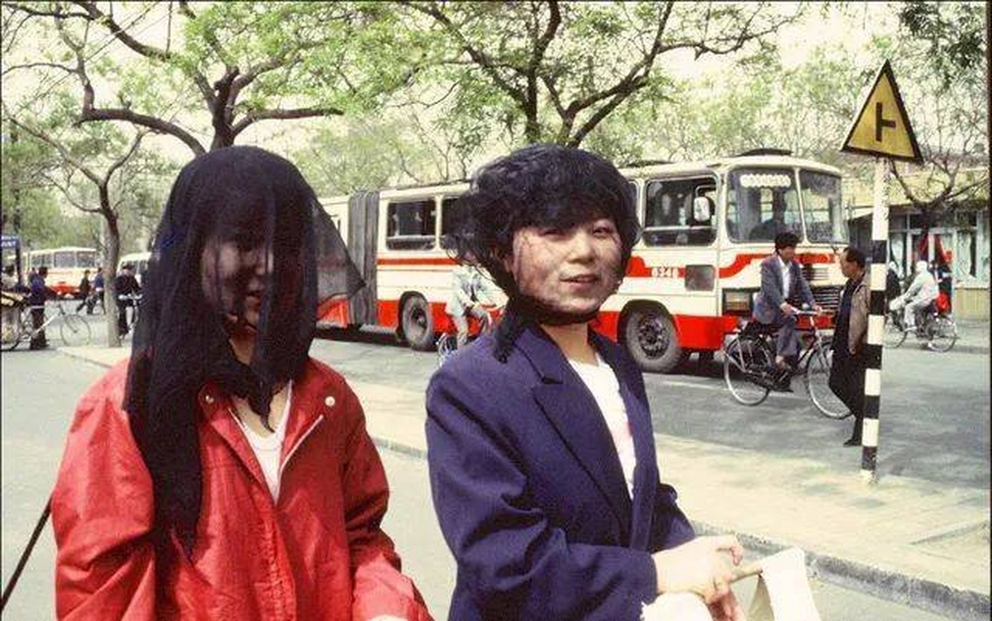 1988年的北京街头景象,她们裹纱巾,头巾,看起来很时尚.
