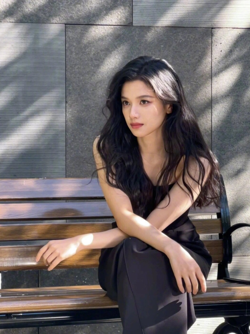 张婧仪卷发红唇黑裙造型好美啊  张婧仪最新的卷发红唇黑裙造型引起了