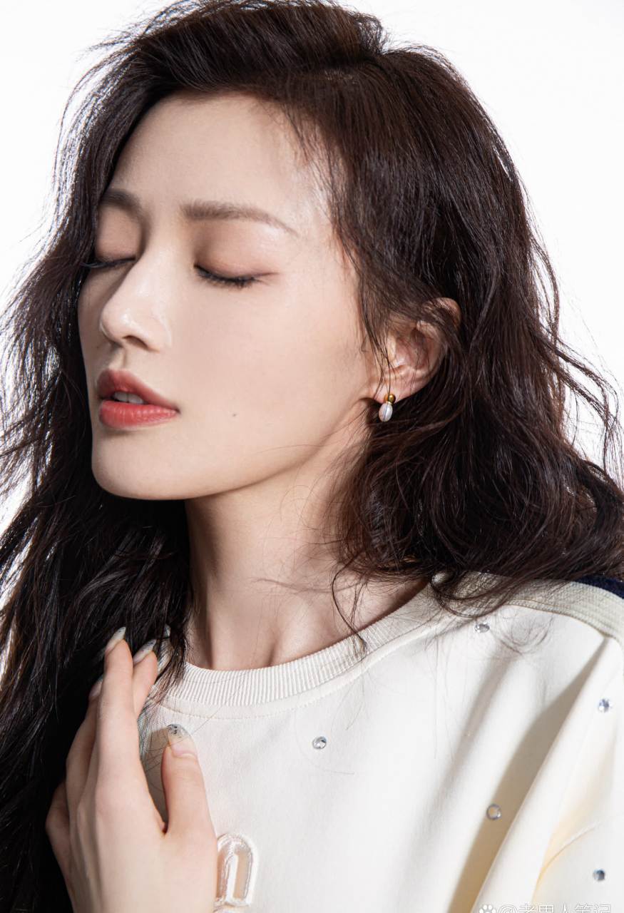 王秀珠晒出白色情人节美照,卷发红唇,一身白衣,温柔中透着一丝浪漫.