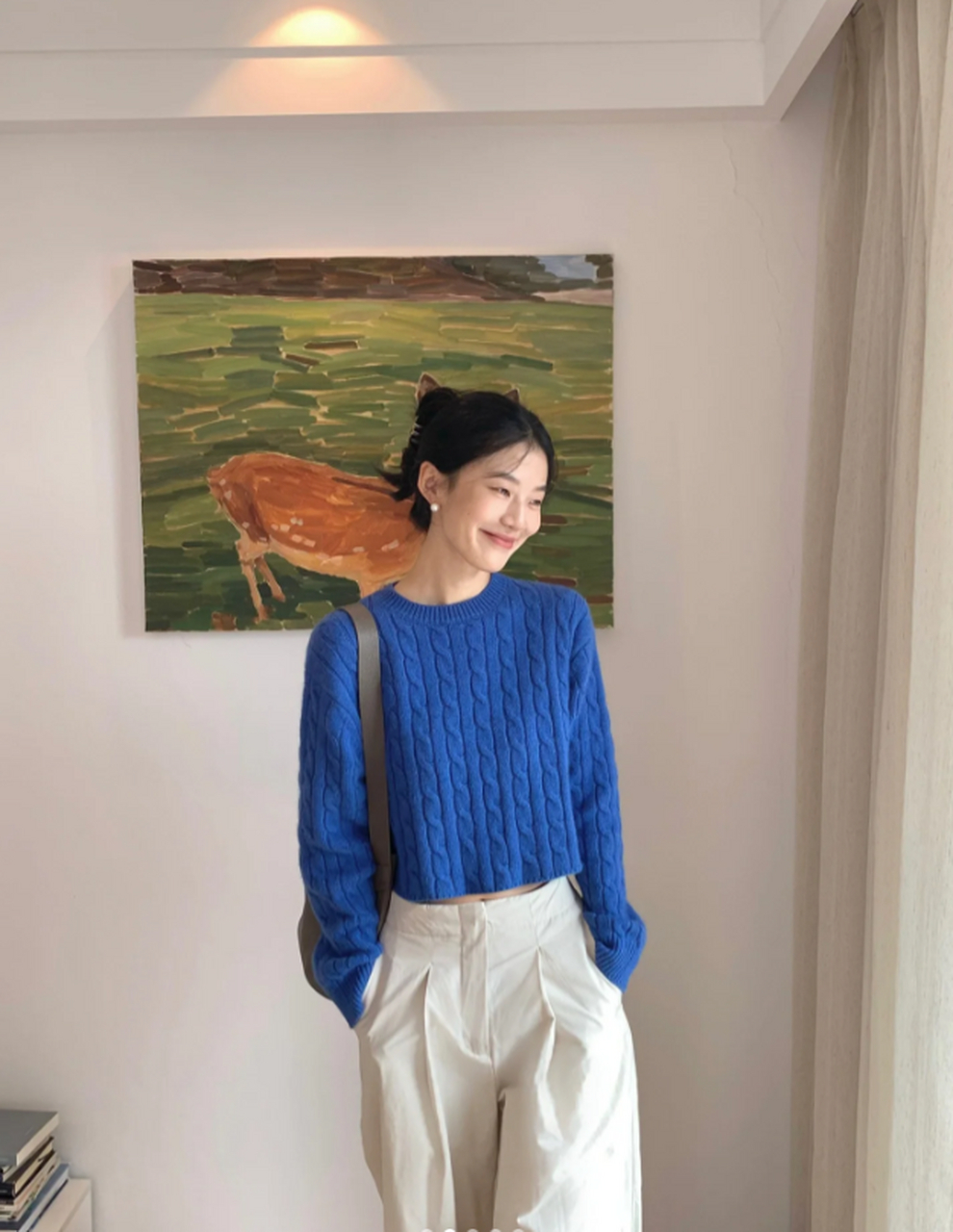 蓝色毛衣搭配白色阔腿裤 蓝色毛衣搭配白色阔腿裤是一种经典的组合,既