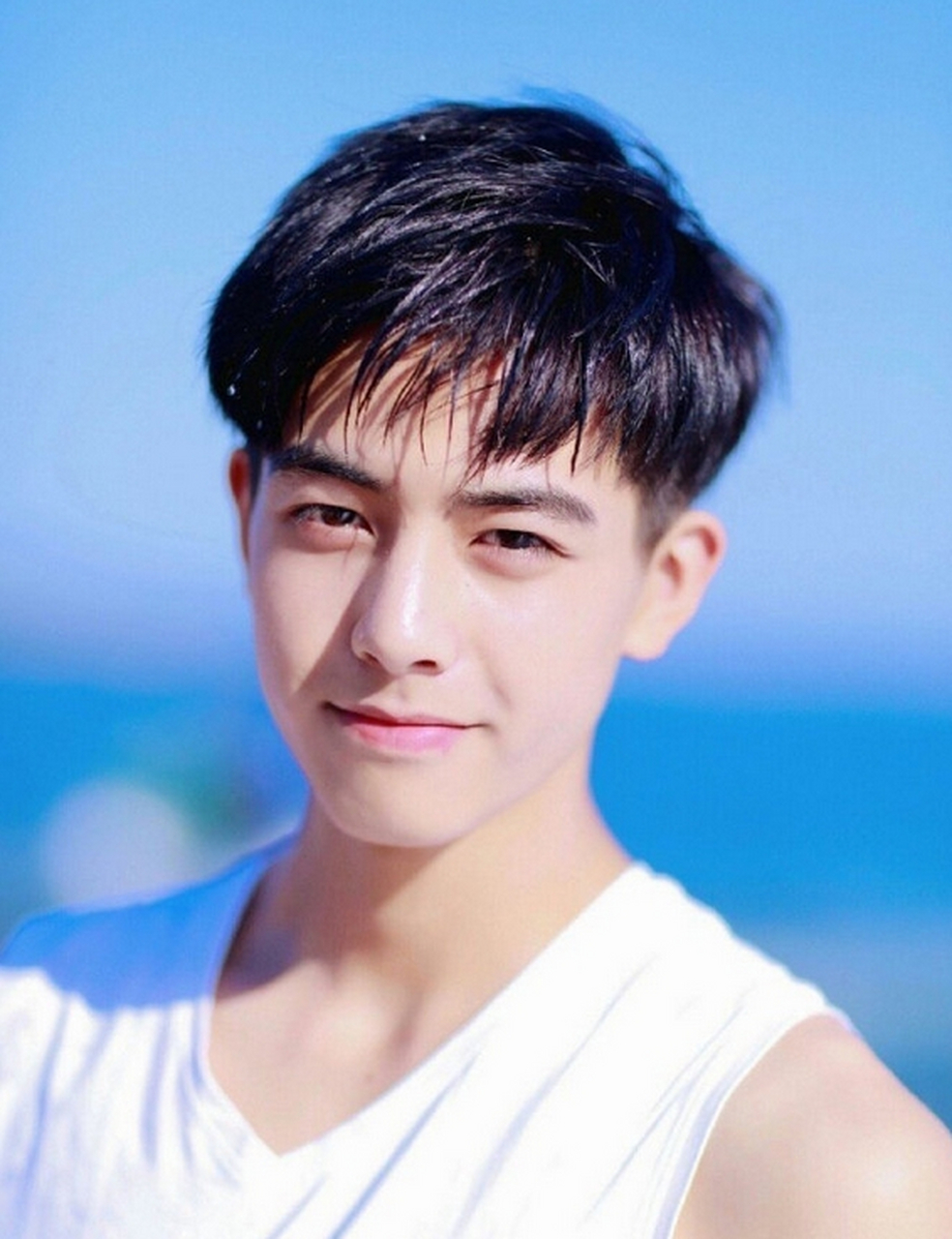 15岁的宋威龙海边照曝光,稚嫩又帅气!