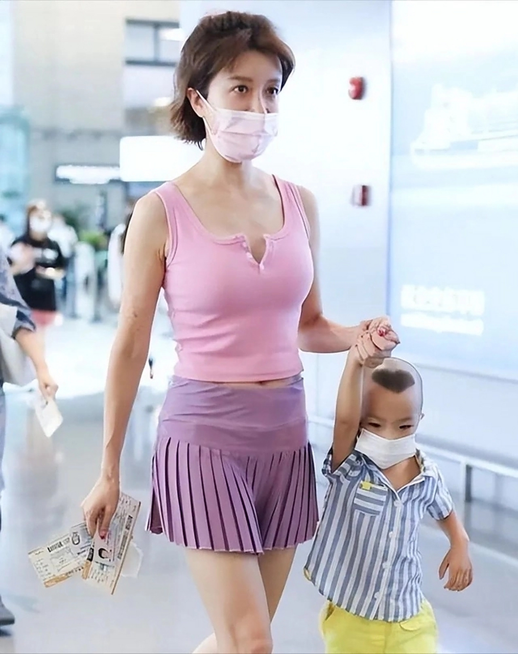 孔雀公主金巧巧不愧是博纳老板娘,48岁穿小背心配小短裙似少女,儿子