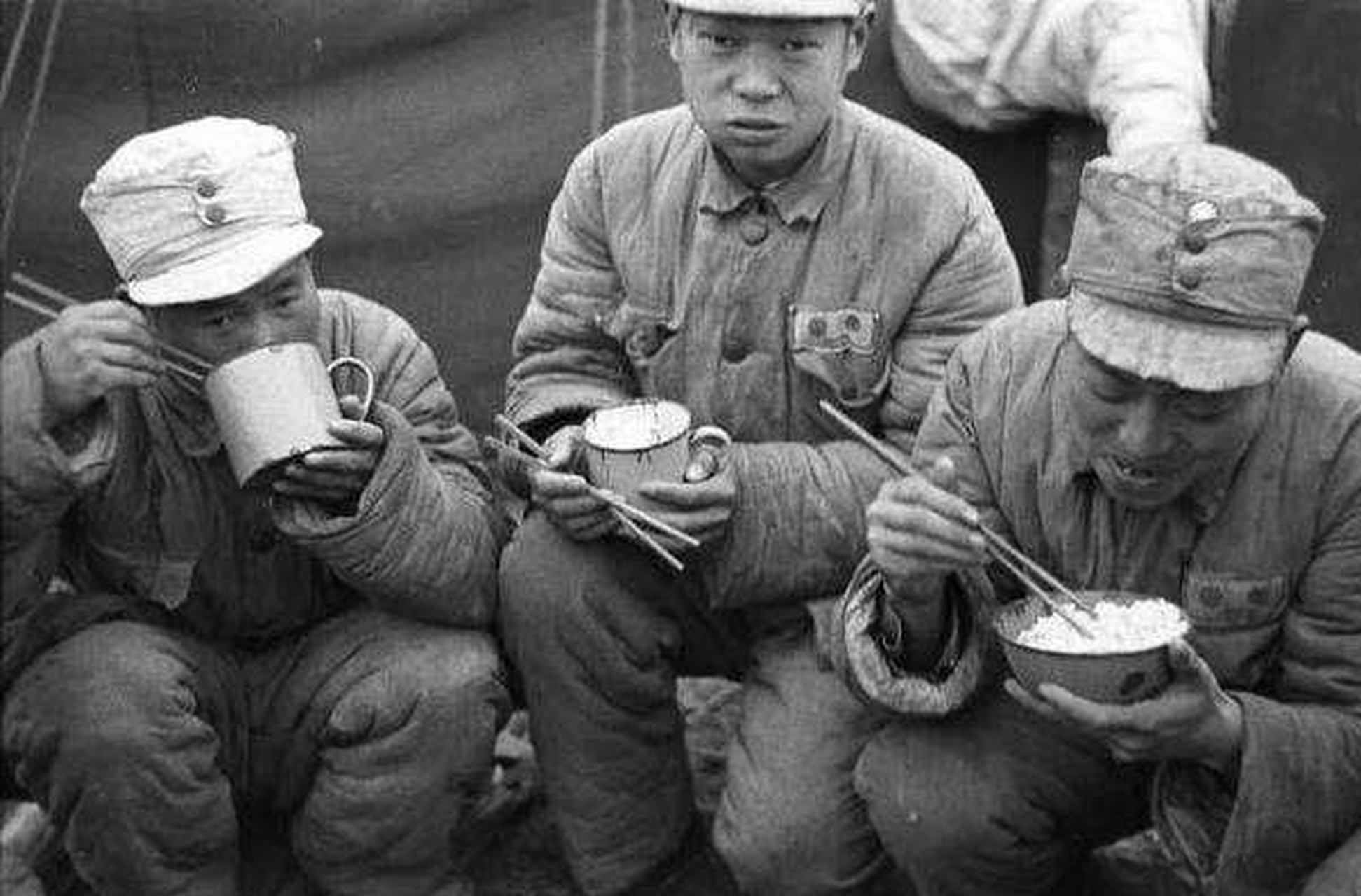 解放战争时期,真实的国军士兵老照片,与影视剧中塑造的光鲜亮丽,皮鞋