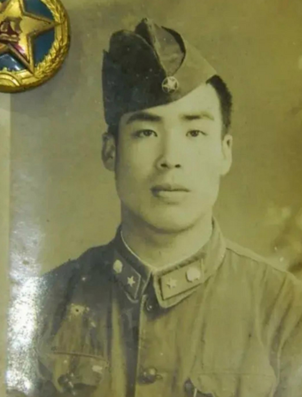 1957年,一名身穿"苏式"军装的解放军战士,头戴"船形帽".