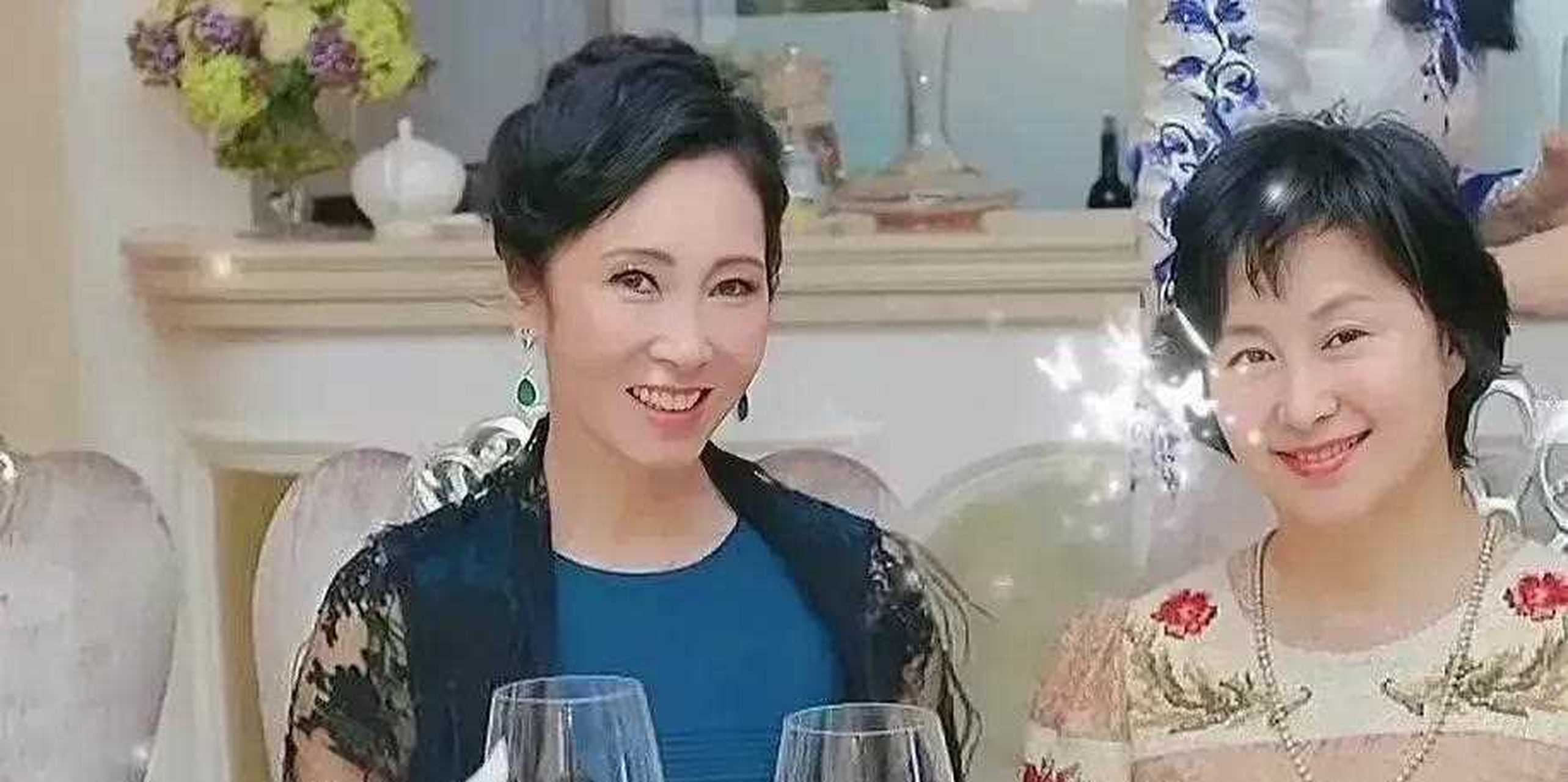 王思聪妈妈的几张照片,皮肤白皙,仪态端庄,跟明星坐在一起都丝毫没被