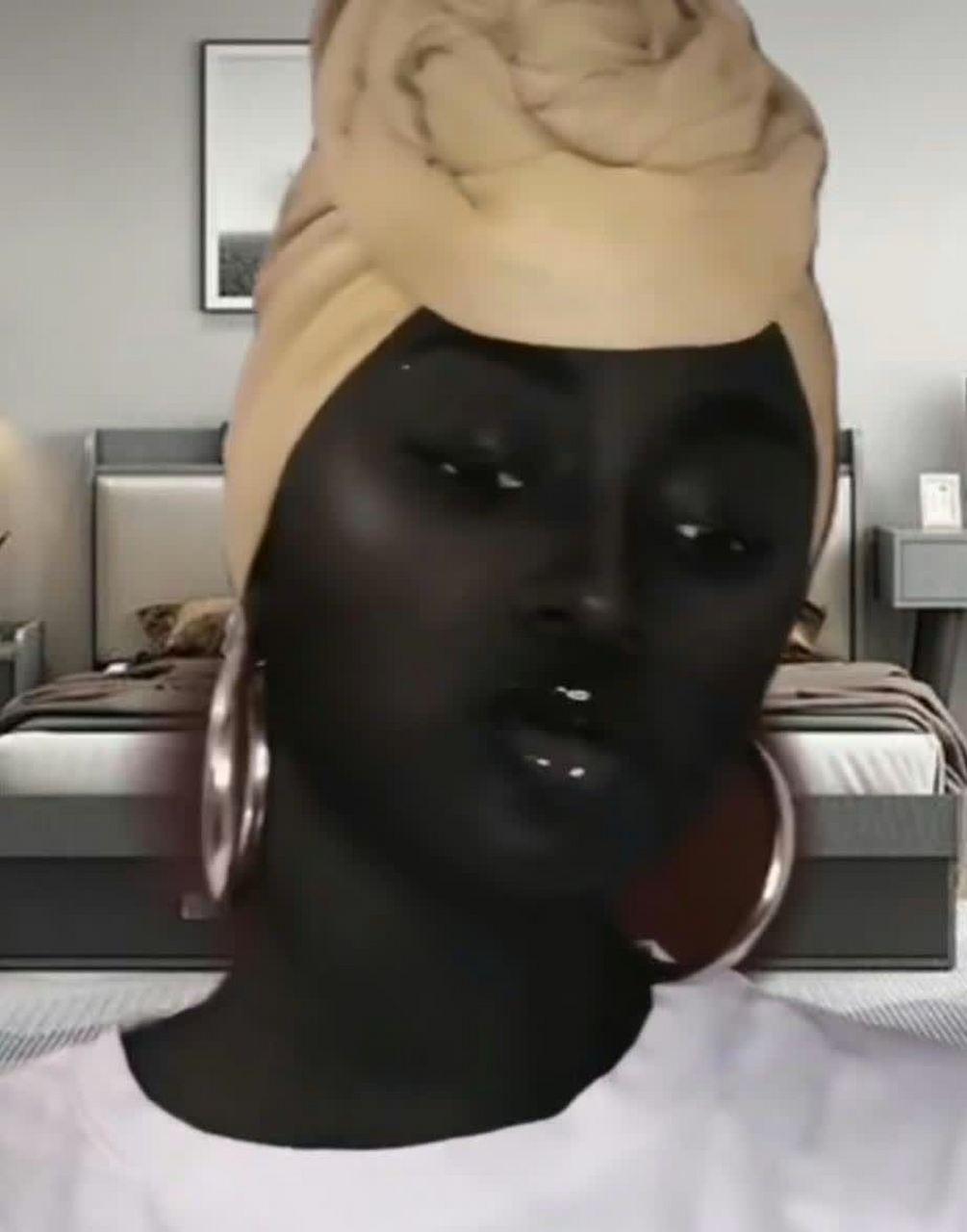 这应该算是黑人颜值的天花板了,五冠精致,笑起来更漂亮.[大笑][坏笑]