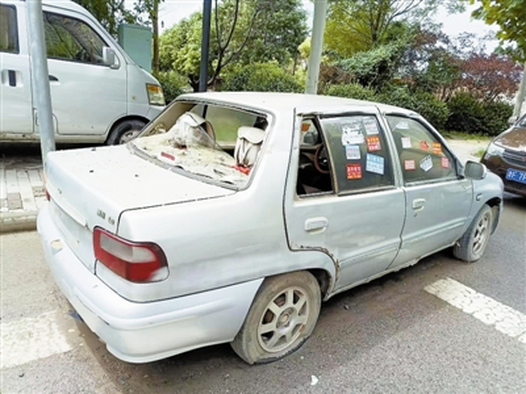 天津西青区宝带路与凤来道交口:"僵尸车"长期占路  昨日,热心市民徐