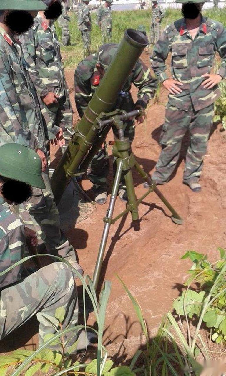 越南军队新兵学习如何准备 100 毫米迫击炮以执行野战射击任务.