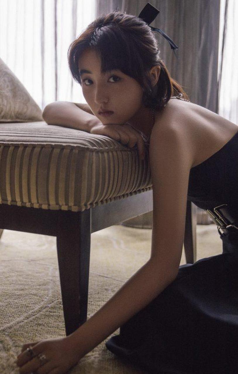 张子枫黑裙凉高美足露背装