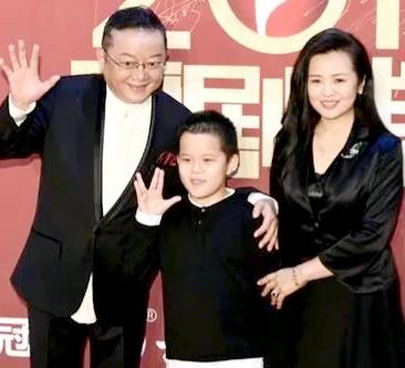 王刚跟第一任妻子杜小娟,第二任妻子成方圆都没走到最后,他对主动