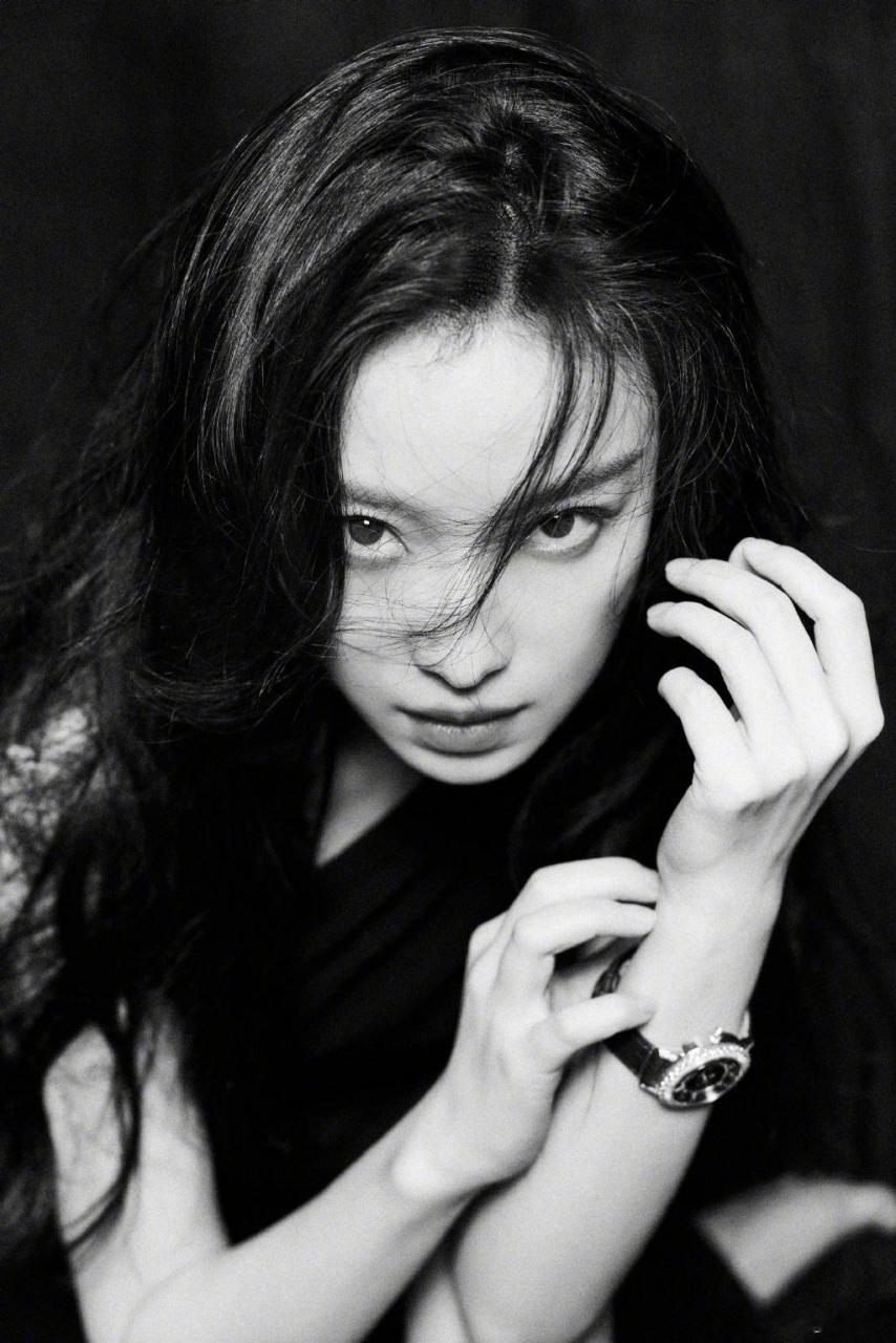 倪妮晒生活照也太美了,氛围感直接拉满了!一整个爱住了!