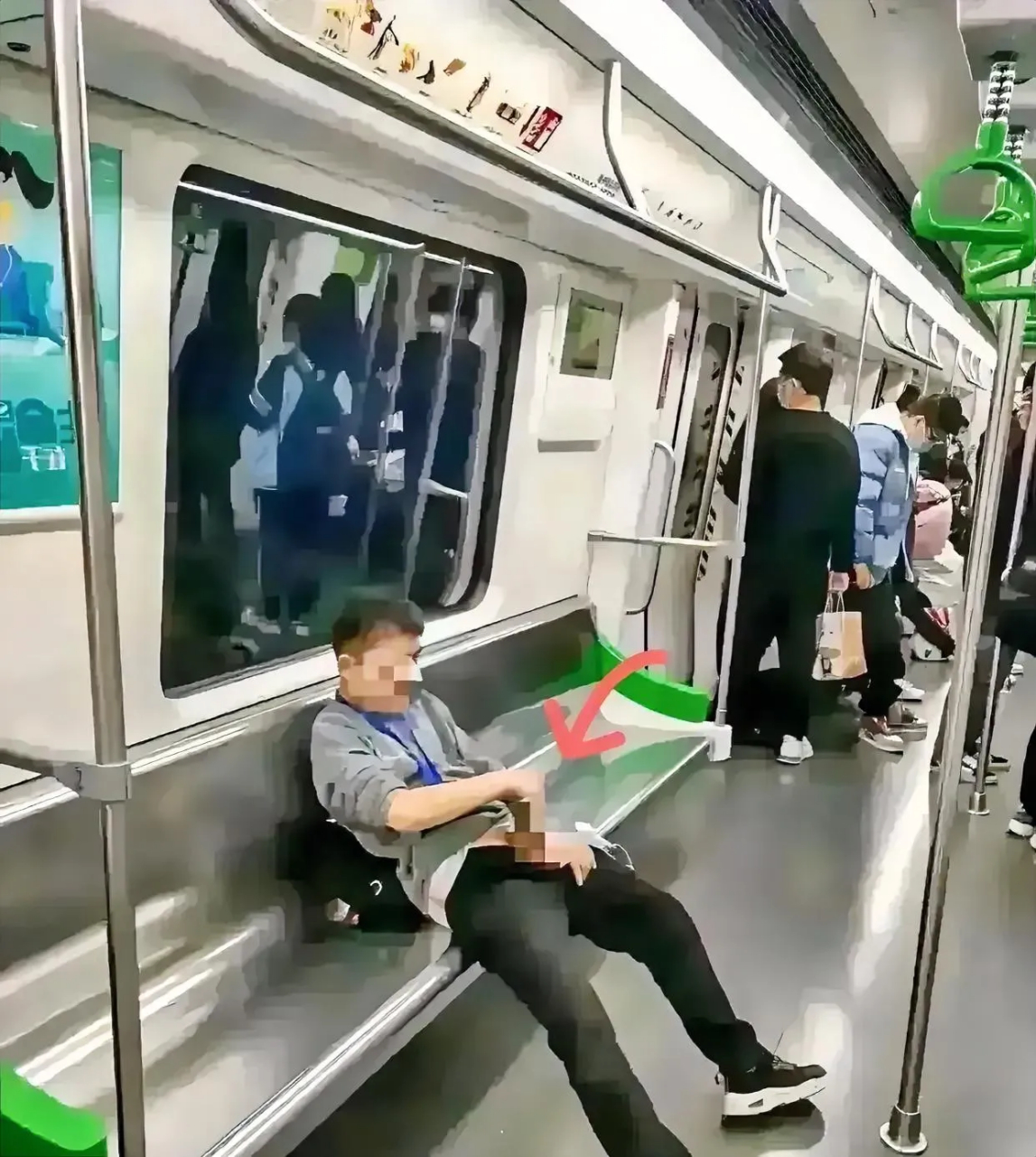 在地铁上公然"手冲",不知道是在几号线.