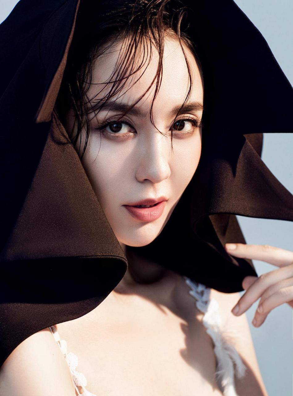 吕佳容性感御姐时尚大片 深v冷艳好身材一览无余