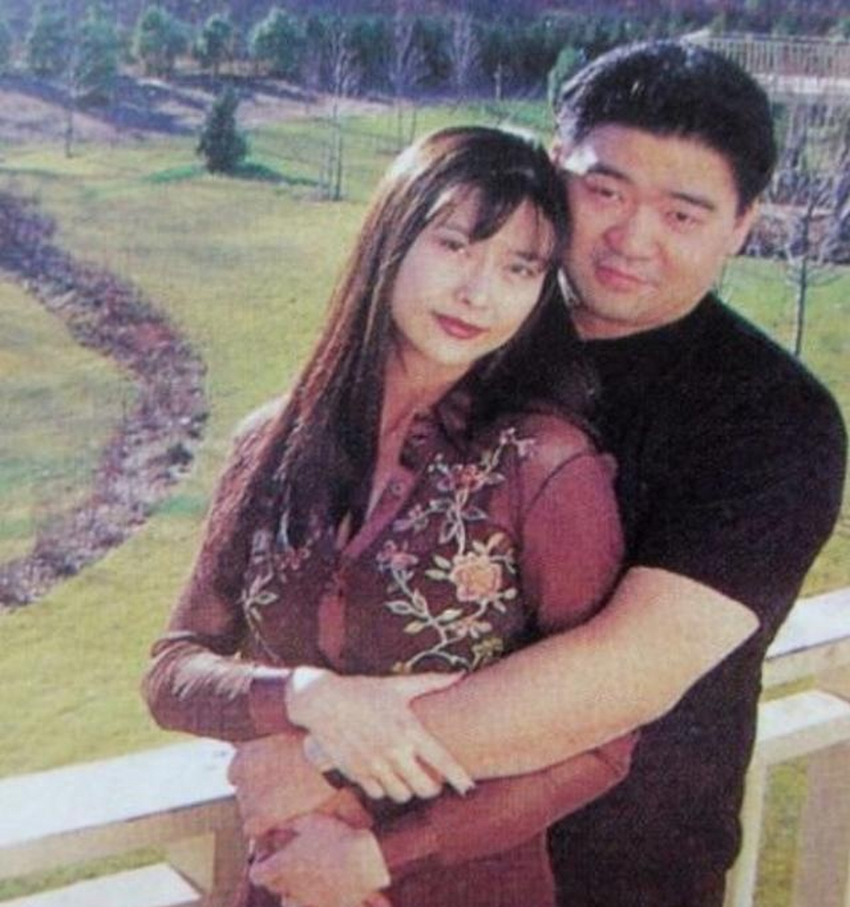 胡兆明不愧是一个精明的商人,两人结婚之后,叶玉卿就宣布了退出娱乐圈