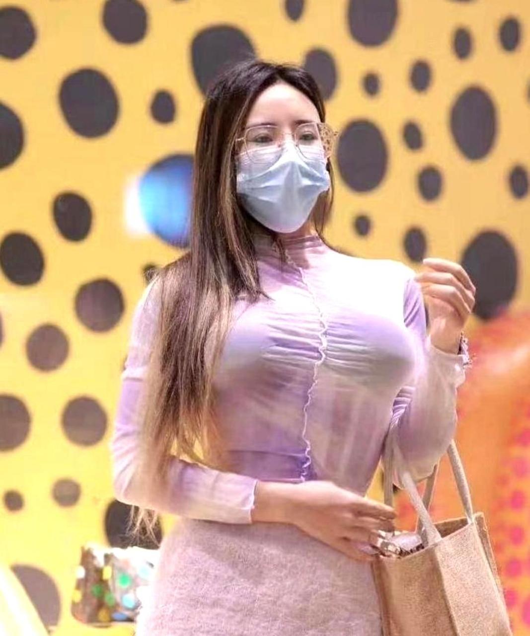 这位美女的隆胸手术似乎失败了,她的胸部不对称,一边高一边低.