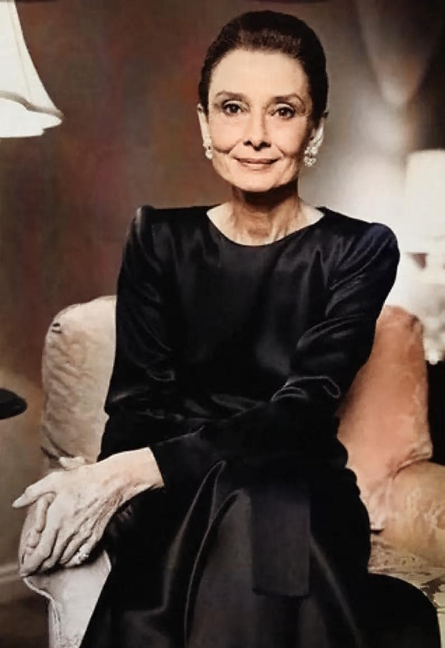 这是人间天使奥黛丽赫本晚年的罕见留影.