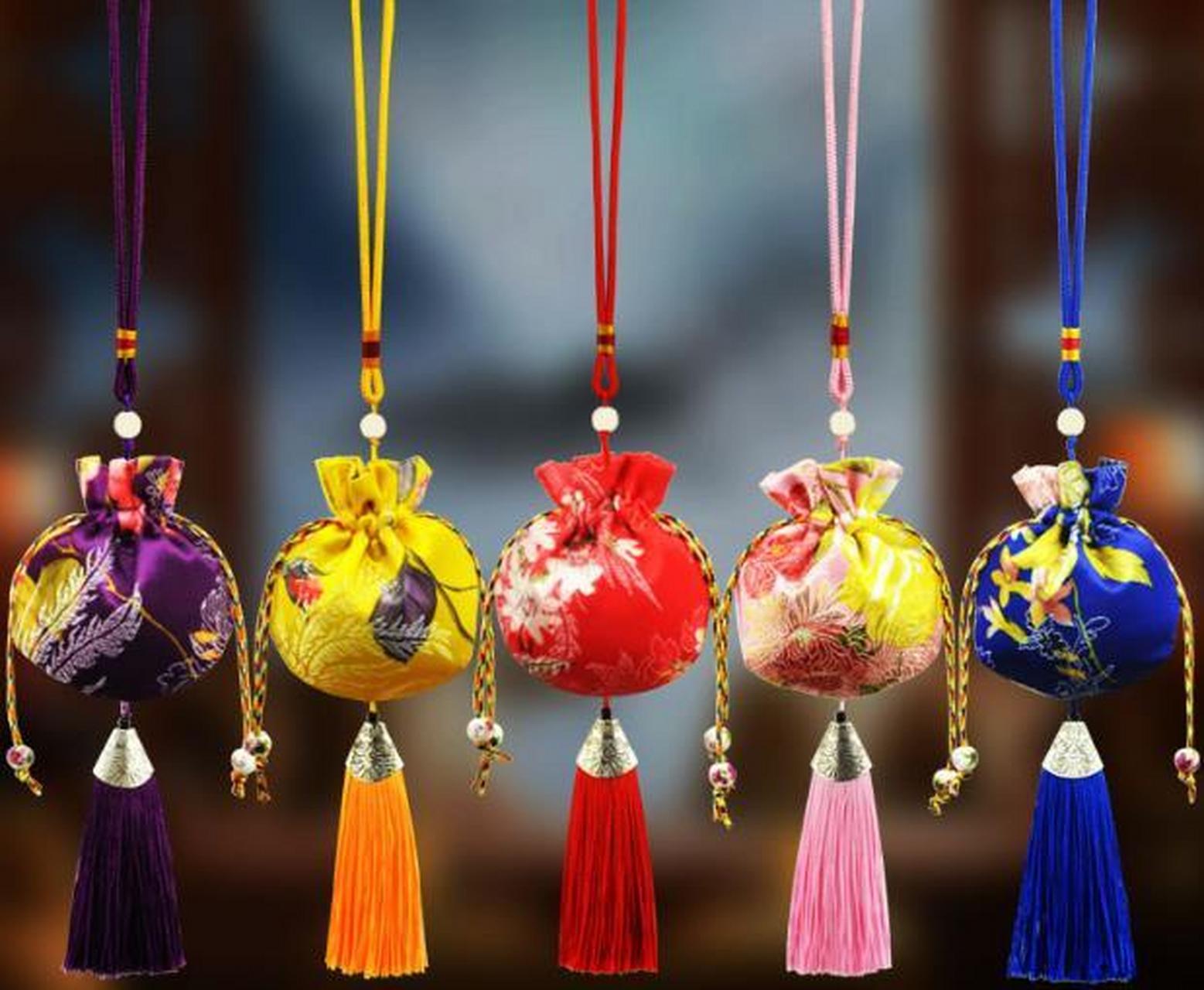 文史君记得小时候,每逢端午节奶奶和妈妈都会缝制香囊,到端午节的