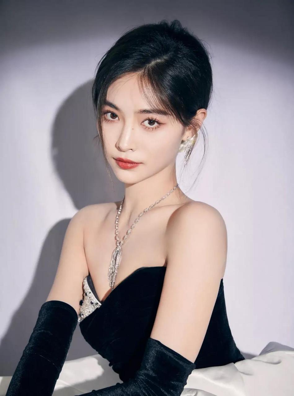 许佳琪 闪钻抹胸拼接礼服,复古摩登,矜贵优雅.