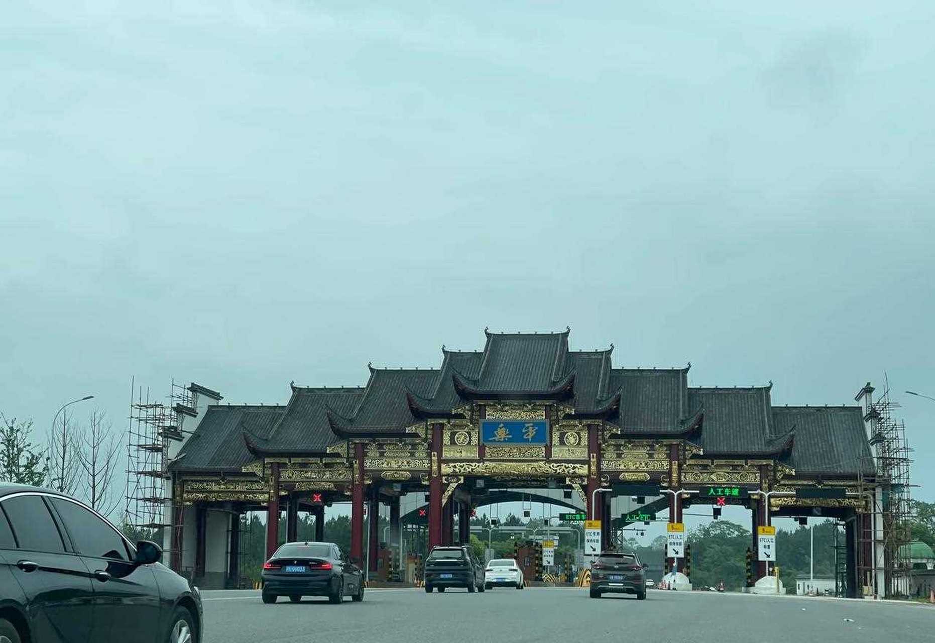 五一回江西老家的时候拍的收费站,乐平收费站大概是最有特色和韵味的