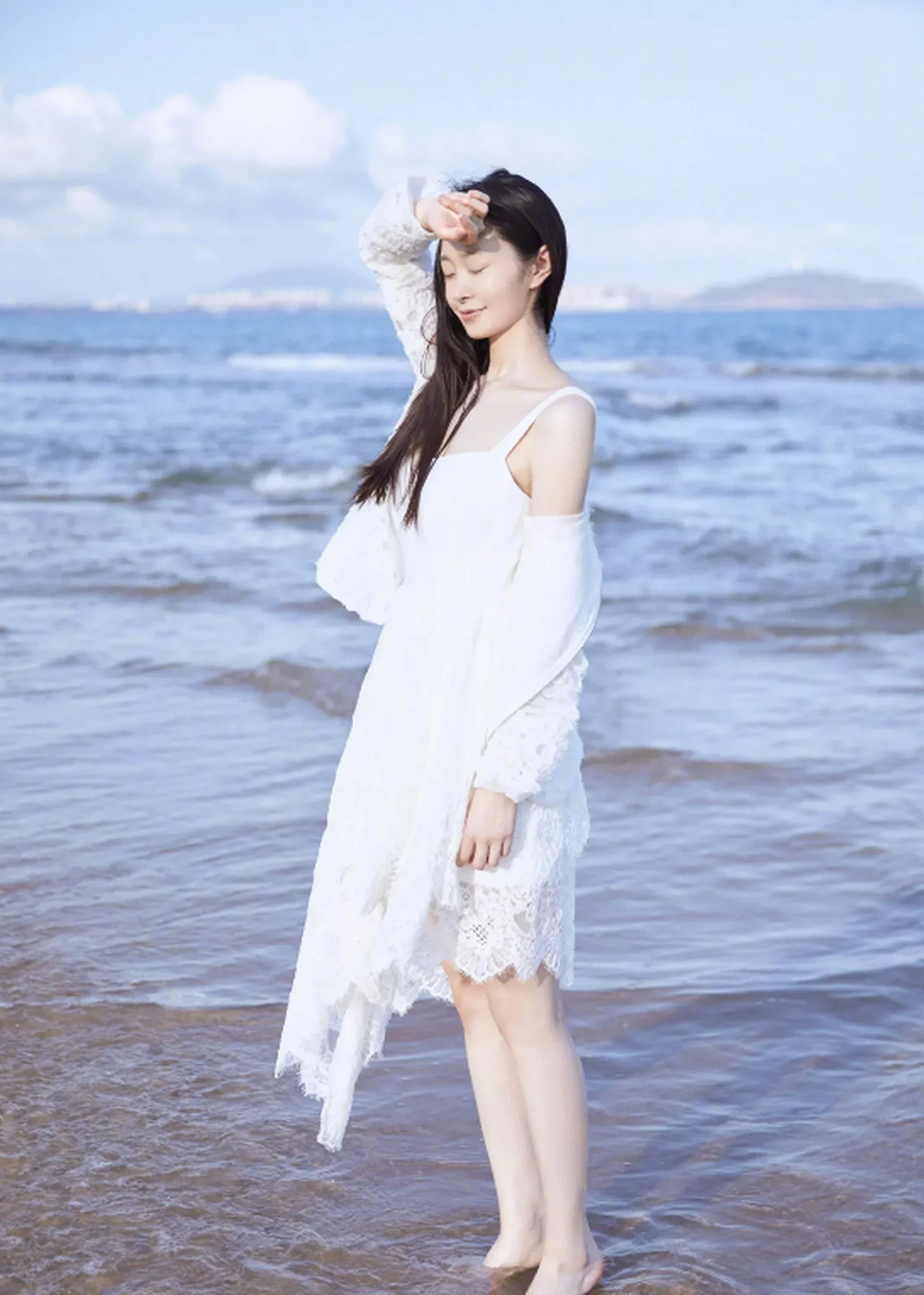 光jio与海浪嬉戏的宋轶|||长发披肩 一席白色长裙 沙滩,海浪与宋轶