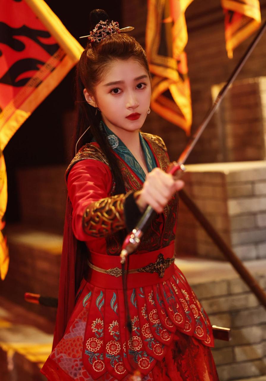 关晓彤《王牌对王牌》再现班婳造型 红衣当舞巾帼立,英姿不让须眉行.