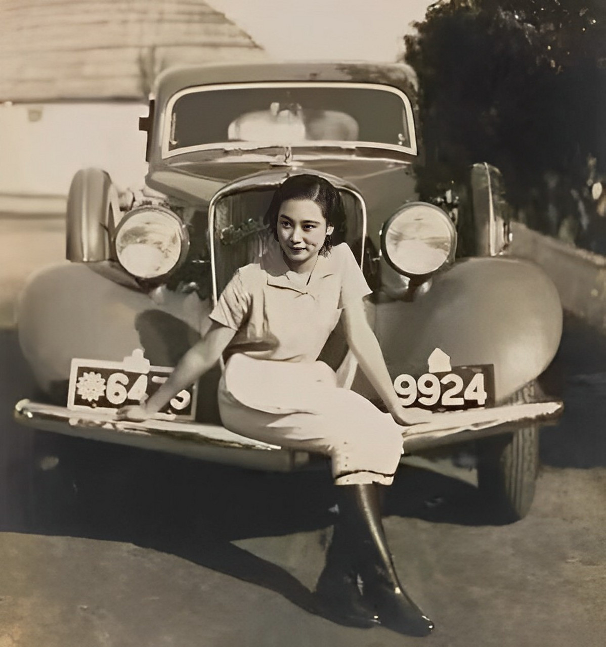 这是民国第一位电影皇后胡蝶和她的爱车合影.