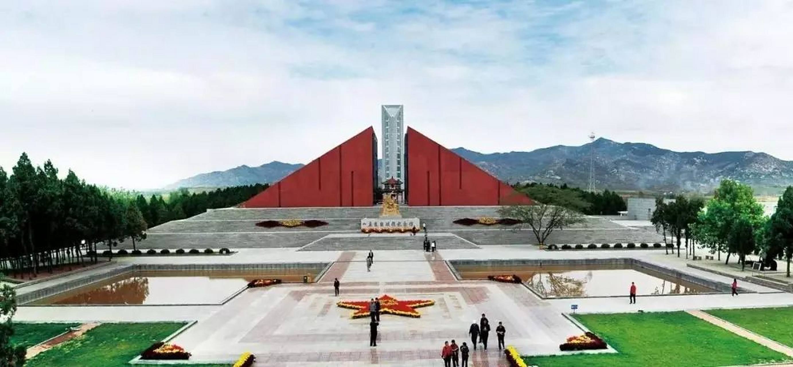 电影《沂蒙六姐妹》中有一个感人的经典"人桥"场景:月芬带领众姐妹扛