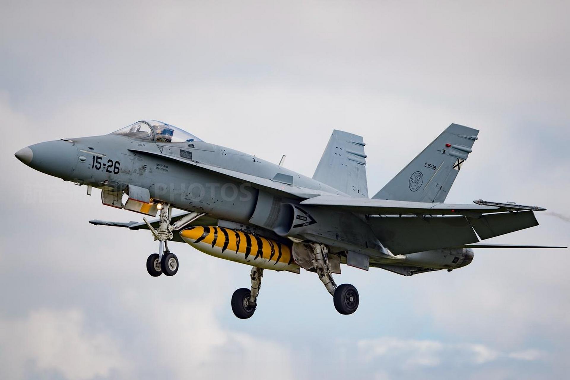 航空新视野#  西班牙空军装备的ef-18m战斗机,这里的ef-18m战斗机也