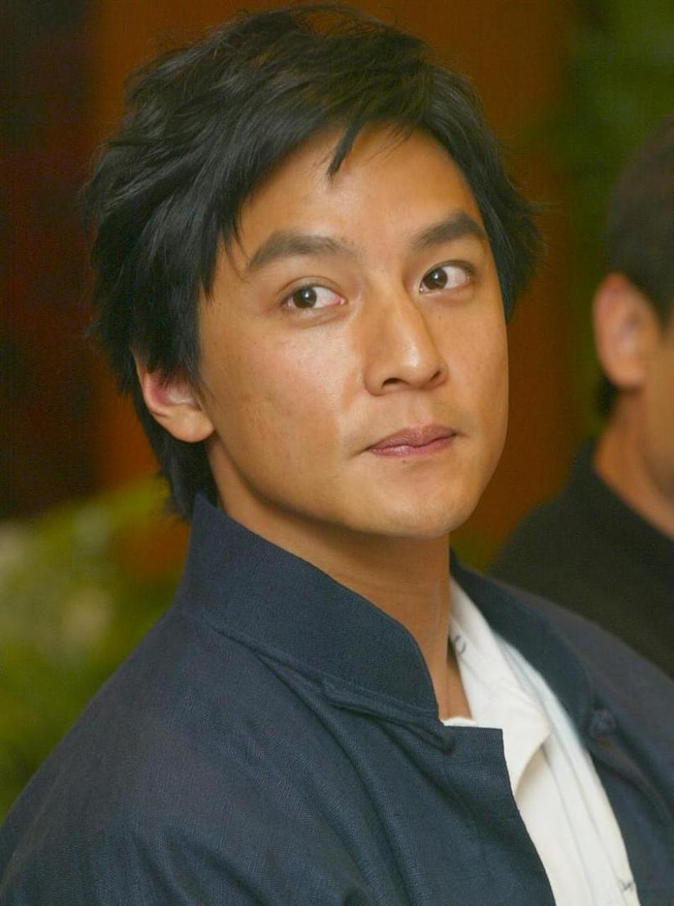 48岁吴彦祖滑雪时被粉丝认出,自然老去的大帅哥啊!