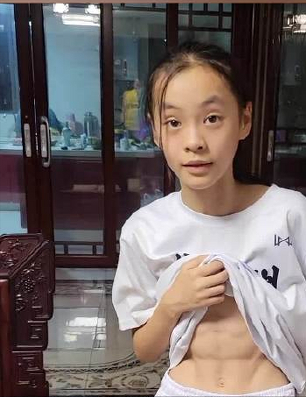 6月23日,安徽合肥,小学女生有八块腹肌引发热议.