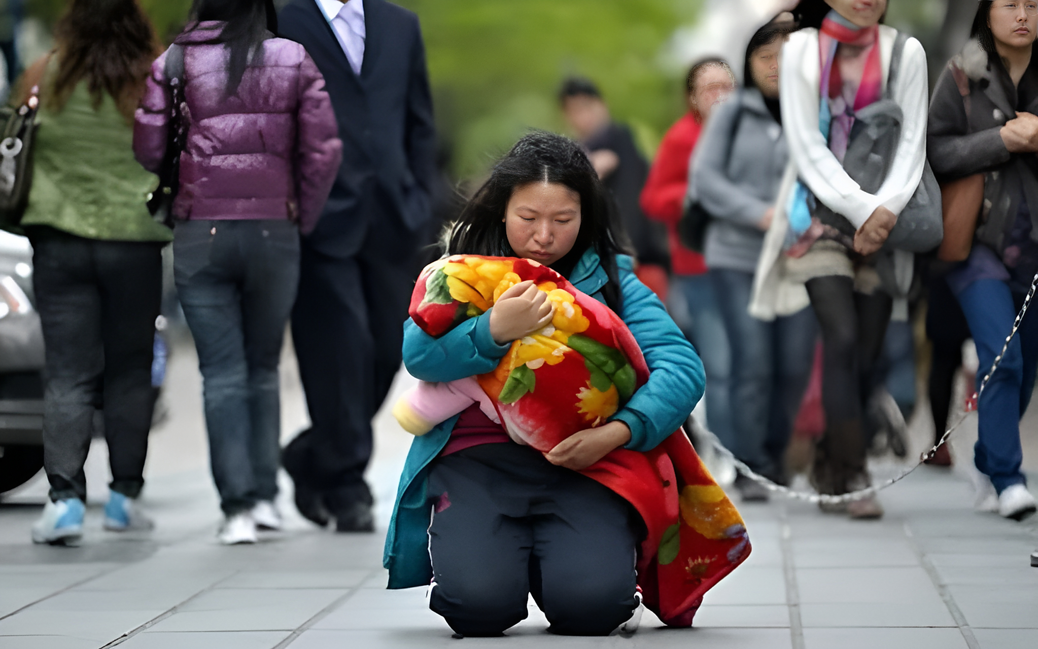在2011年,一位叫谢三秀的湖北农村妇女在广州大道上跪着前行1000多米