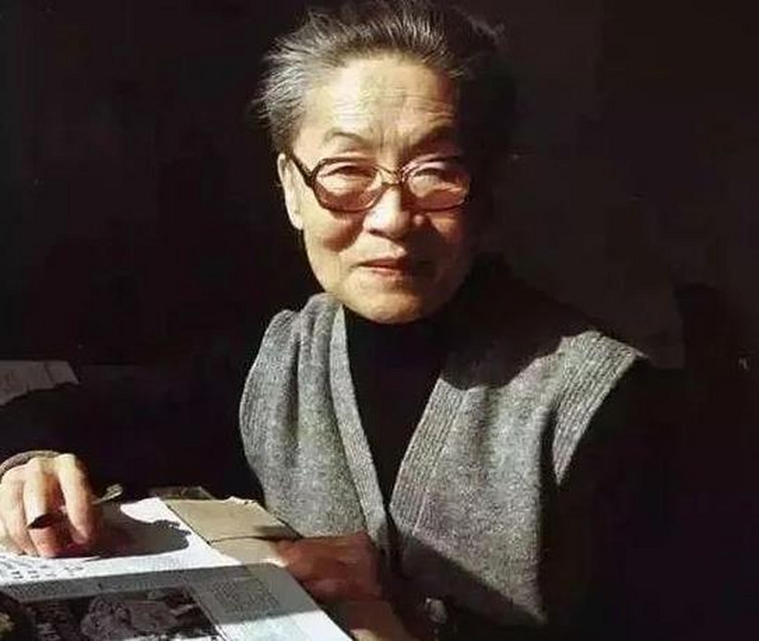 1966年杨绛先生的头发被一女孩剪成了"阴阳头",很多人都觉得她是不是